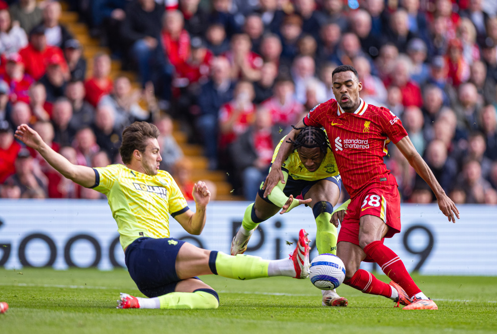 北京国安玄学加持？罕见：河南球迷震撼出征，大量聚集在候车厅（北京国安气运加成？少见一幕：河南球迷浩浩荡荡启程，候车厅人潮涌动）