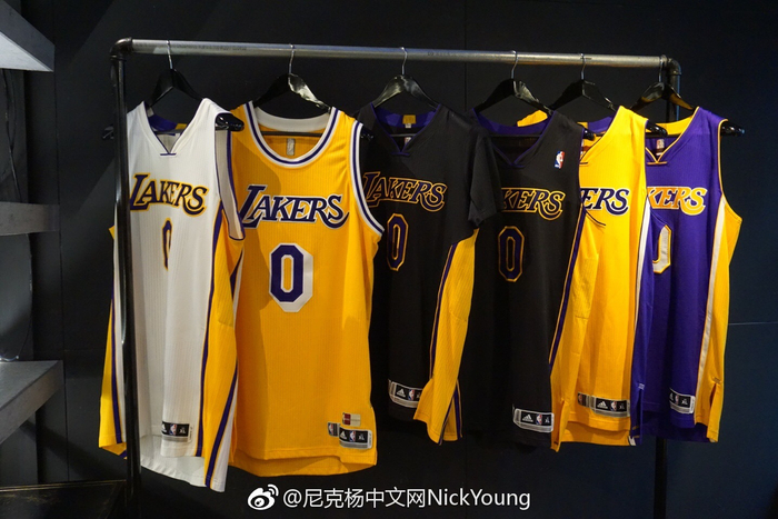 远藤航：我在日本踢过中卫，所以我不介意在利物浦踢什么位置（远藤航：曾在日本踢中卫，在利物浦出任任何位置都可以）