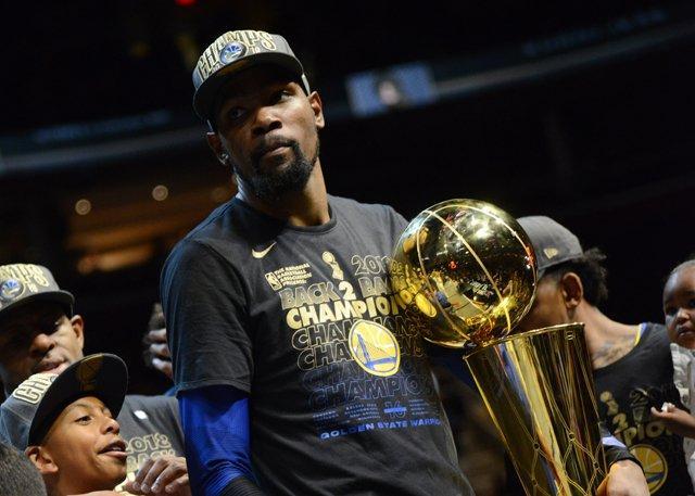 因在电视直播中庆祝国米绝杀，两名意天空实习生被解雇（直播为国米绝杀欢呼，意天空两名实习生遭解聘）