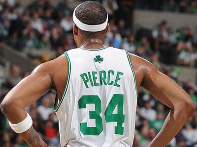 詹姆斯关键助攻锁定胜利（詹姆斯最后时刻妙传奠定胜局）