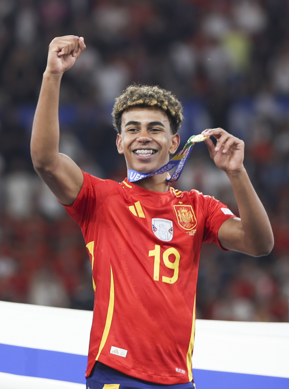 长春亚泰老将谭龙休赛期加练：国旗下的奔跑，坚持生长的模样（长春亚泰老将谭龙休赛期苦练：国旗下的奔跑，保持成长姿态）