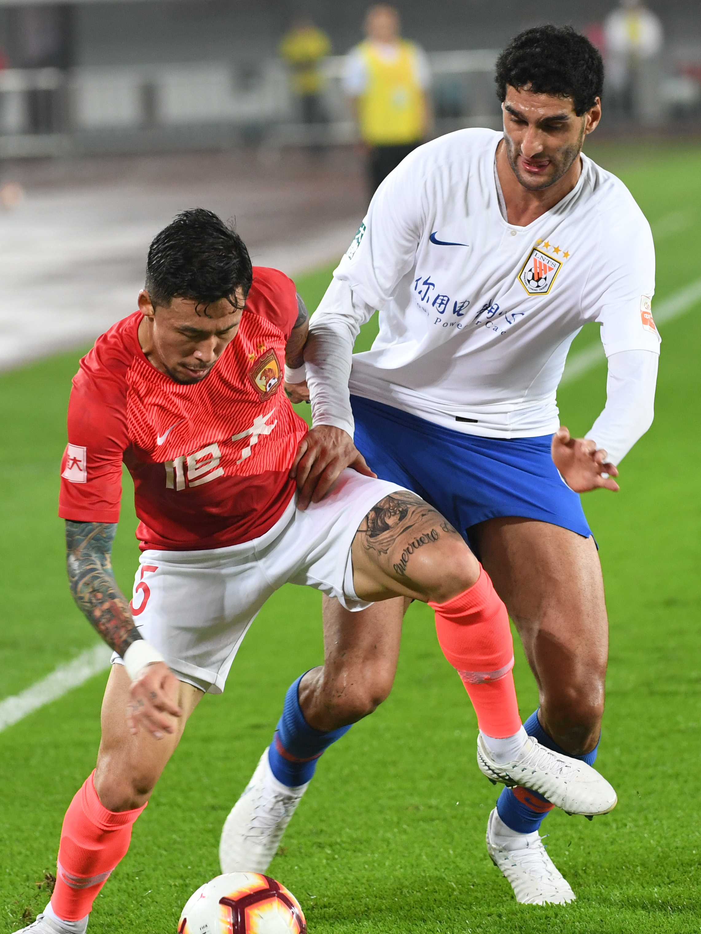 看台嘘声不断（看台嘘声此起彼伏）