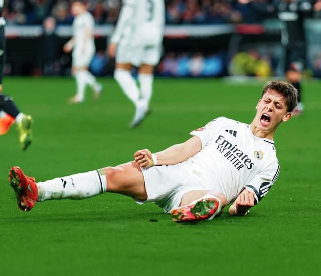 记者：恰尔汗奥卢右腿内收肌拉伤，阿切尔比右腿屈肌拉伤（记者称：恰尔汗奥卢右腿内收肌受伤，阿切尔比右腿屈肌拉伤）