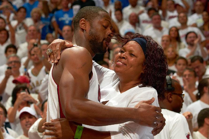 伤势已恢复95%，郑钦文回应复出时间，练左手发球？对自己太狠了（伤情恢复至95%，郑钦文透露回归时间，尝试左手发球？对自己真狠）